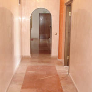 Коридор с колона в светли тонове