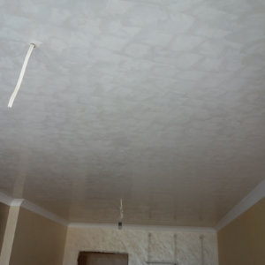 Мазилка Мадреперлато на таван с декоративни таванни корнизи