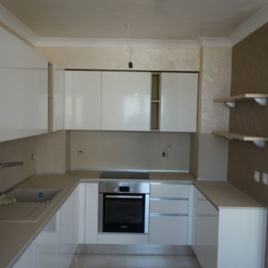 Кухненски бокс с фризове и мазилка Оточенто