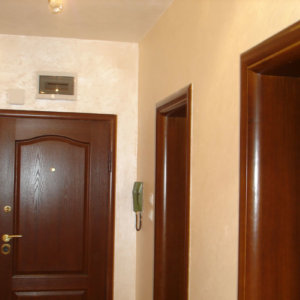 Светложълта мазилка Оточенто нанесена в антре