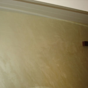 Таван с бели корнизи