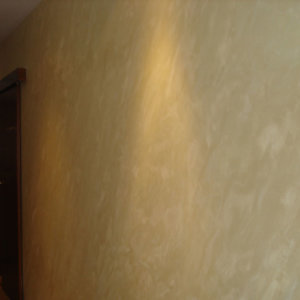 Бледожълта мазилка в коридор