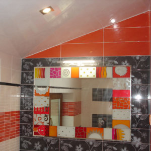 Таван с Veniciano и огледало в цветна баня