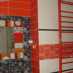 Огледало с апликирани картинки в цветна баня