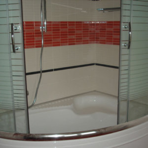 Душ кабина в цветна баня