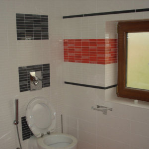 Черни и червени малки плочки като декорация