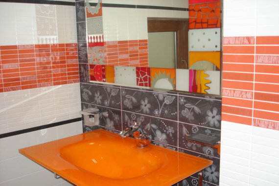 Дизайн на цветна баня