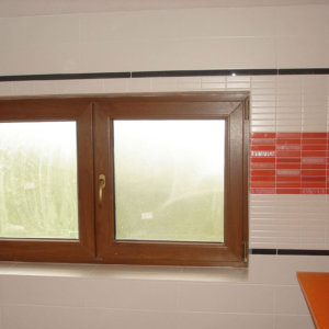 Бели и червени плочки с черен фриз