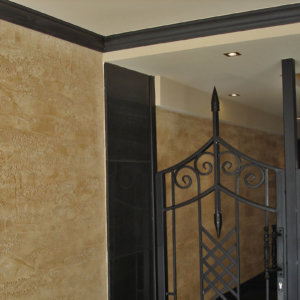 Цялостен дизайн на вход на кооперация с окачени тавани