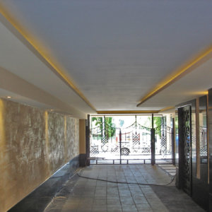 Окачени тавани и мазилка на входа на комплекс