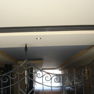 Окачени тавани с черни фризове