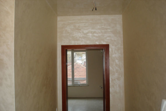 Полагане на Венецианска мазилка в коридор