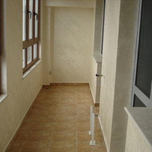 Коридор с италианска мазилка и первази от полиран камък