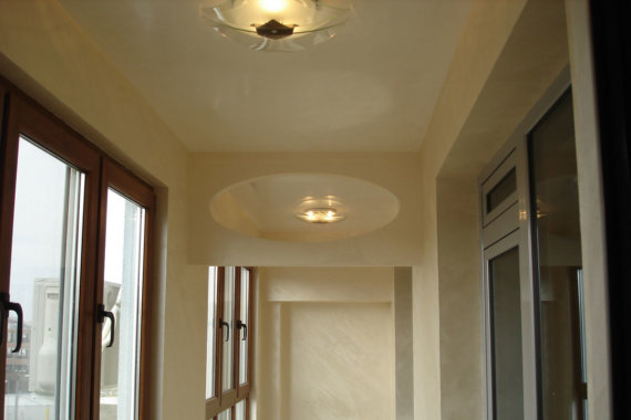 Гипсокартонена форма и мазилка Оточенто оформят дизайн на коридор