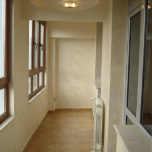 Дизайн на коридор оформен с мазилки и гипсокартонена форма