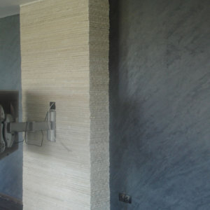 Тъмносиня мазилка Ottocento и светла колона с врачански камък