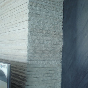 Тъмна мазилка Оточенто и стена с врачански камък