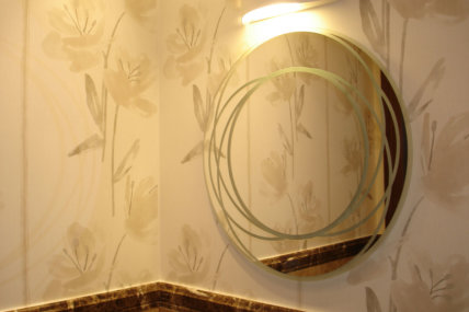 Фризове от камък, огледало и тапети