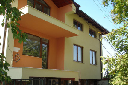 Поставяне на фасадна силиконова мазилка на частен имот