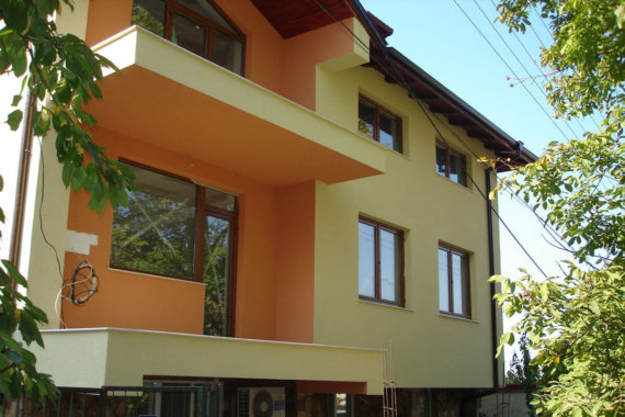 Поставяне на фасадна силиконова мазилка на частен имот