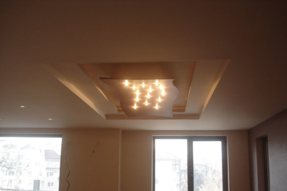 Поставяне на окачени тавани с ярко осветление
