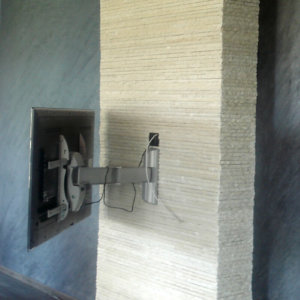 Стойка за телевизор, вградена в стената с камък