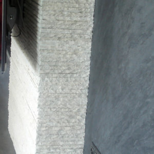 Детайл от стената, покрит с врачански камък