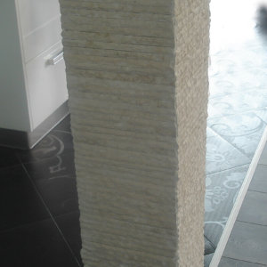 Колона декорирана с врачански камък