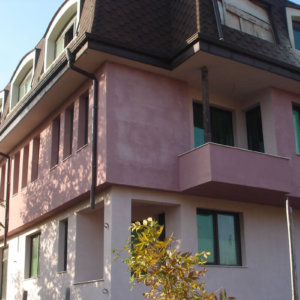 Частен имот с фасада боядисана в розово