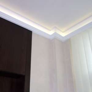 Декоративни корнизи на таван в офис, със скрито осветление