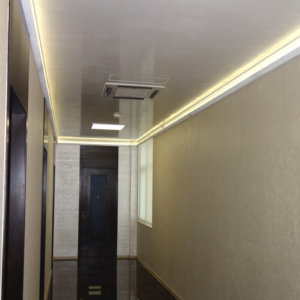 Коридор в офис с декоративни мазилки на тавани и стени