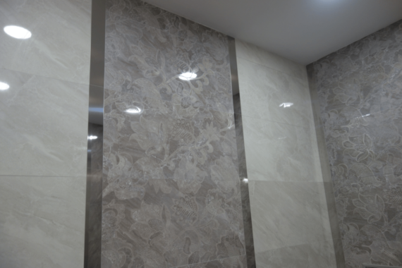 Баня със стилни флорални мотиви